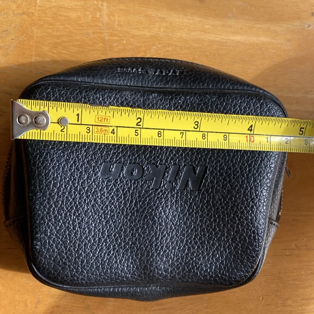 Vintage Nikon 3,5” case vintage with hole, the zipper is still working